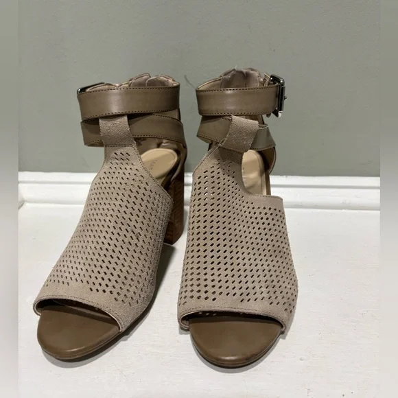 Marc Fisher Gabor Women's Tan Suede Sandals w/ Block Heel-size 6.5 - Picture 3 of 9